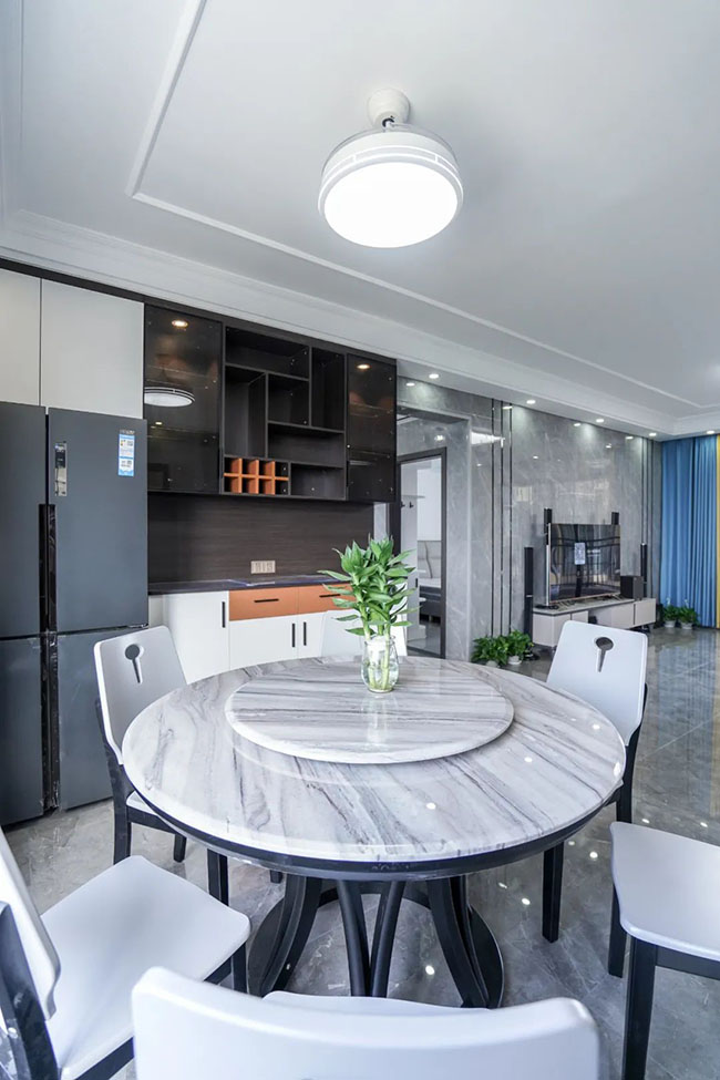 124㎡現(xiàn)代三居，簡單軟裝搭配，感受生活的小清新